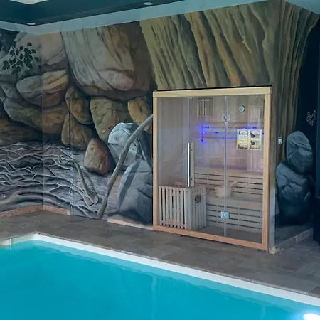 A Clermont-creans Avec Piscine Partagee Chalet *