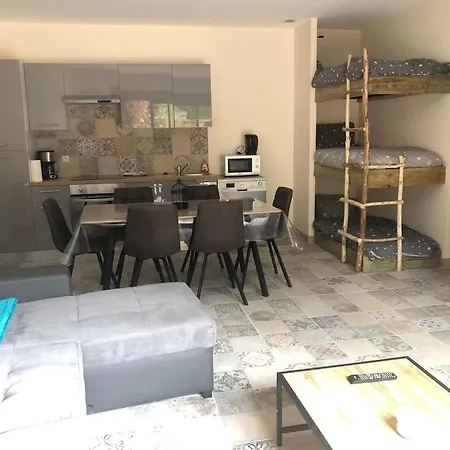 Chalé à Clermont-créans Avec Piscine Partagée La Flèche