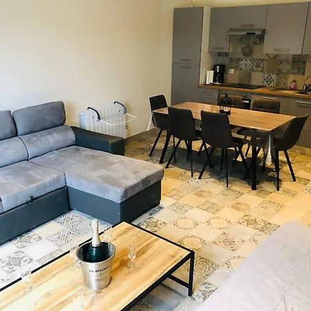 A Clermont-creans Avec Piscine Partagee *