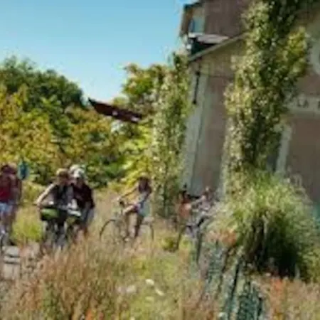 A Clermont-creans Avec Piscine Partagee Chalet *