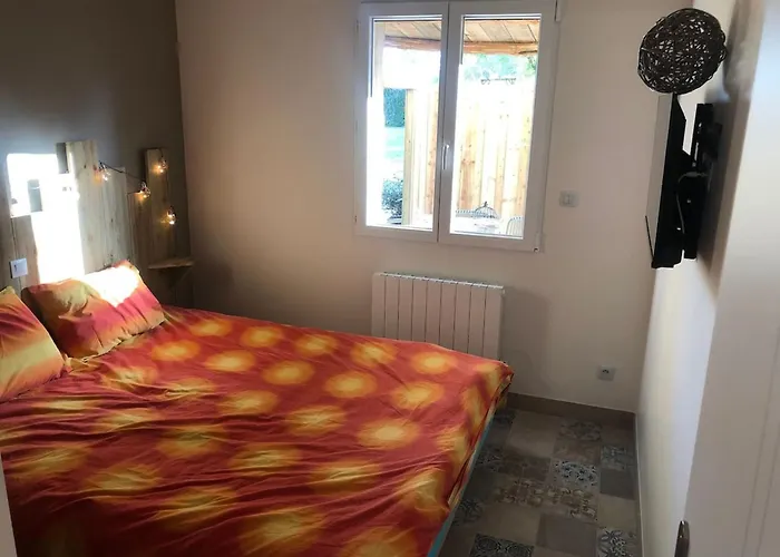 A Clermont-creans Avec Piscine Partagee Alpstuga